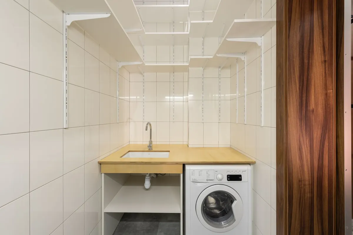 The Best Way to Organise a Small Utility Room: Zones, Shelves and Baskets